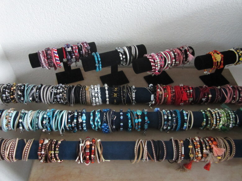 Sieraden van kralen, koord, bedels, suede, leer, lint enz.
